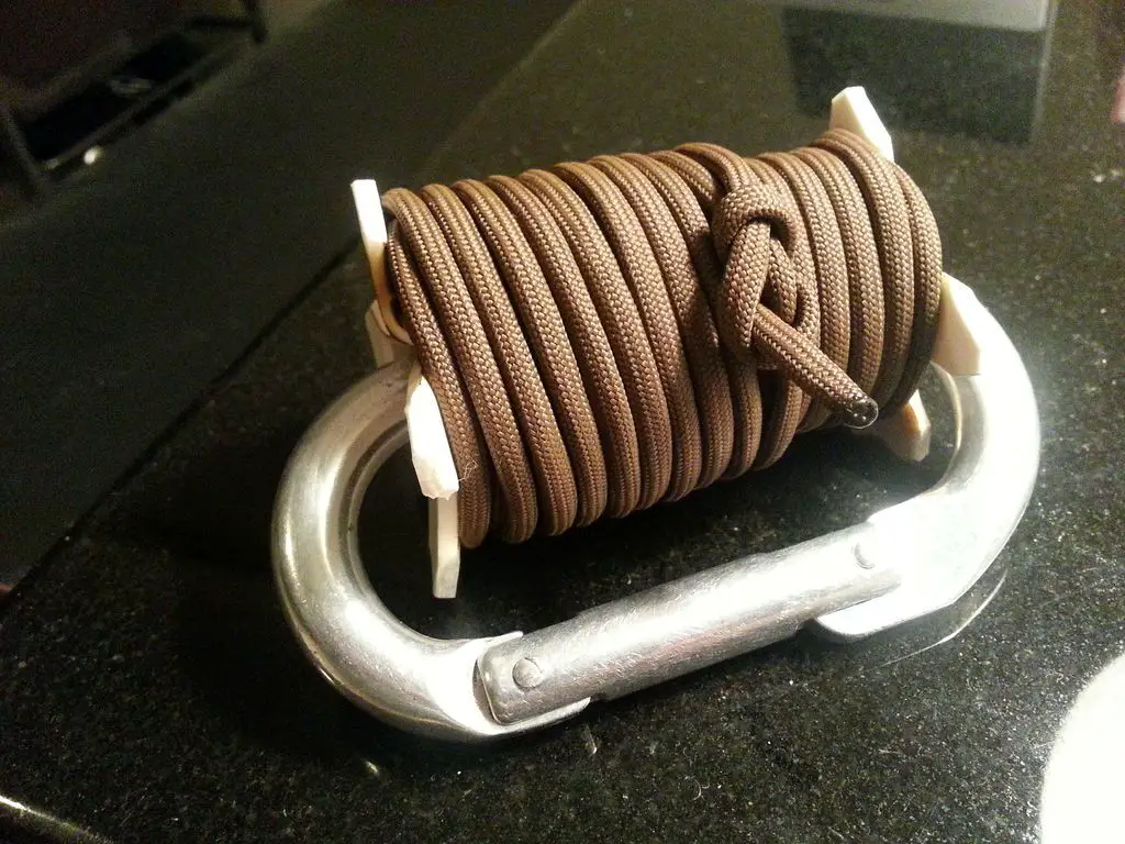 How to Build a Paracord Carabineer Spool